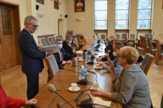 Członkowie Rady Uczelni odebrali akty powołania na kadencję 2021/2024